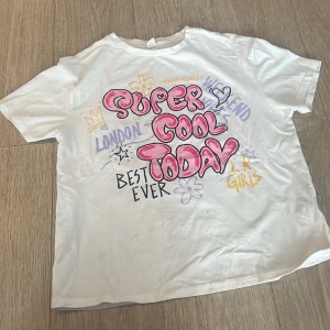 Oversize t-shirt - En jättegullig oversize T-shirt .Andvänd typ två gånger!!❤️Frakt betalas av köparen!