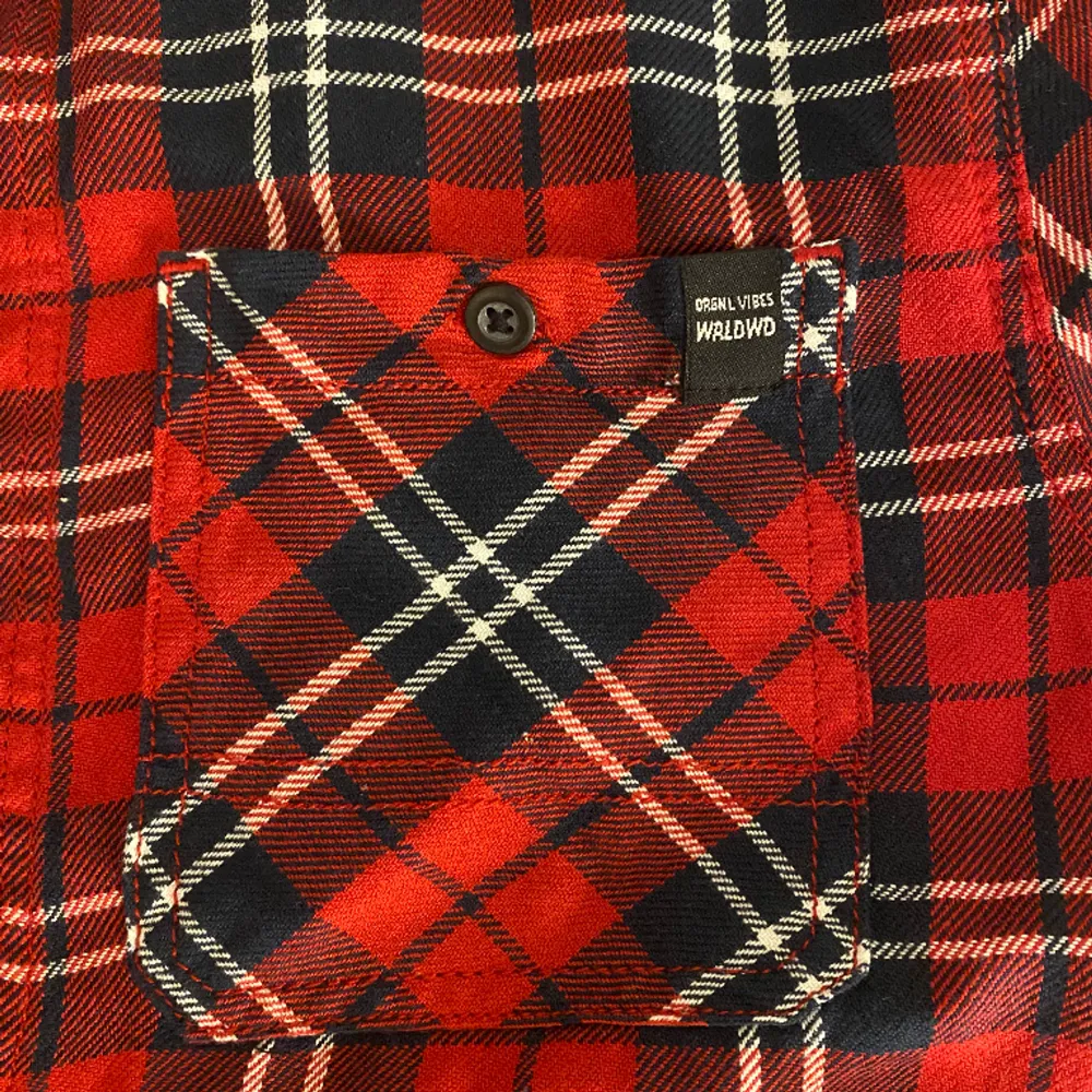 Säljer denna snygga röda skjortan från H&M då den inte är min stil längre. Inte används mycket så är i bra skick! Har en ficka på bysten på höger sida. OBS! Tvättar alltid plaggen innan jag skickar iväg dom.. Skjortor.
