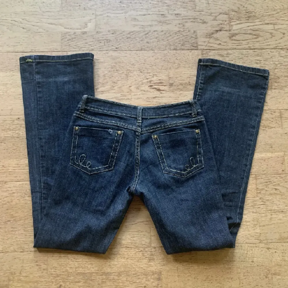 As snygga lågmidjade jeans, som tyvärr blivit försmå, från märket ”Kat jeans”. Det finns en defekt på ena bakfickan men inte riktigt något man tänker på. Hör av er vid frågor eller om ni vill ha mått💗. Jeans & Byxor.