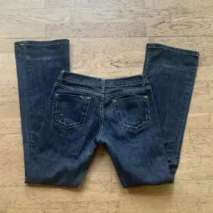 As snygga lågmidjade jeans, som tyvärr blivit försmå, från märket ”Kat jeans”. Det finns en defekt på ena bakfickan men inte riktigt något man tänker på. Hör av er vid frågor eller om ni vill ha mått💗