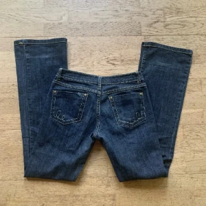 Lågmidjade jeans - As snygga lågmidjade jeans, som tyvärr blivit försmå, från märket ”Kat jeans”. Det finns en defekt på ena bakfickan men inte riktigt något man tänker på. Hör av er vid frågor eller om ni vill ha mått💗