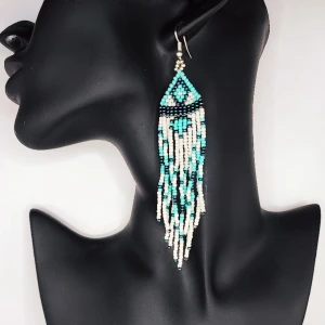 Handgjorda örhängen  - Min mor designar egna smycken. Dessa är vävda i små glaspärlor. De är 10 cm långa. 