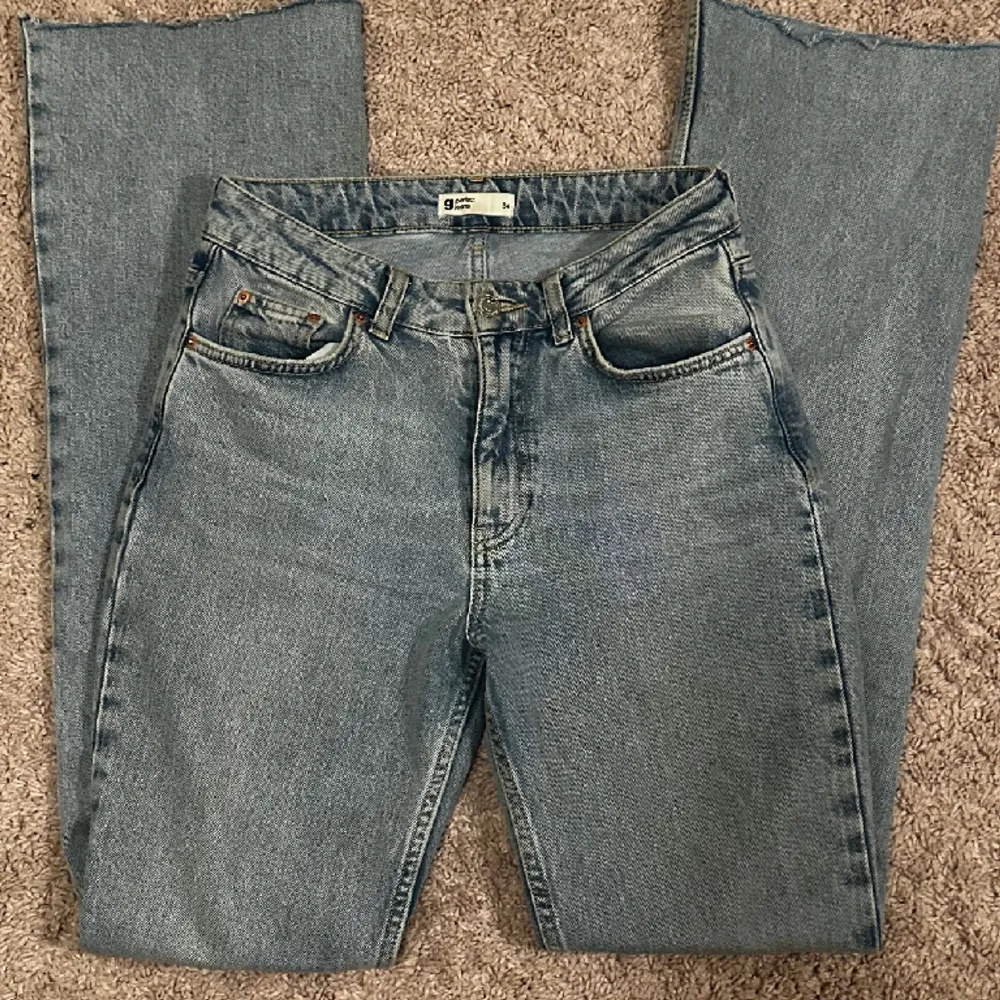 Säljer mina mid waist-flared jeans ifrån Gina tricot. De är i nyskick!. Jeans & Byxor.