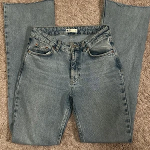 Flare jeans - Säljer mina mid waist-flared jeans ifrån Gina tricot. De är i nyskick!