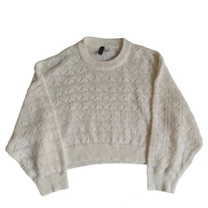 Finstickad tröja  - Jättefin stickad tröja i nyskick. Nypris var 149kr tror jag. Älskar denna, men den kmr inte till användning 💞