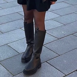 Höga svarta boots  - Bra skick. Storlek 37, från Monki. Bättre bilder kan fås på begäran. Köparen står för frakten 🌟