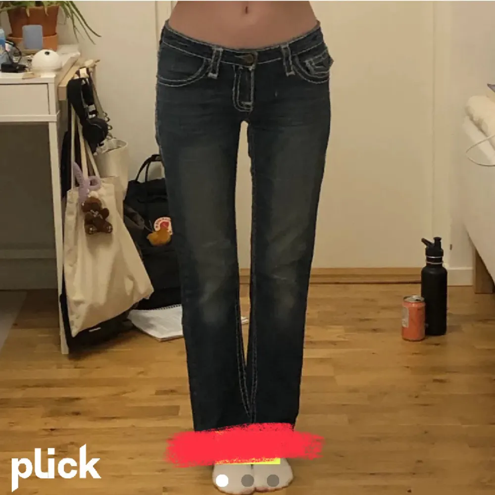 Säljer ett par lågmidjade true religion jeans (inte äkta). Lånade bilder från förra ägaren!! Skriv till mig ifall ni vill ha fler bilder🩷 Mått: Midja: 40 cm tvärs över, innerbenslängd: 75 cm. Jeans & Byxor.