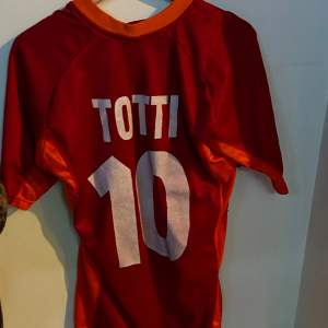 Vintage Totti T-shirt från hans tid i Roma Passar dig som är 177-185 cm