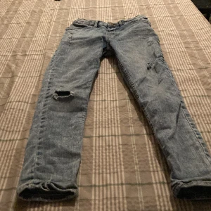 Slim fit Jeans  - Dem hära slitna jeansen är storlek 134 och är ljusblå, dem är slim fit