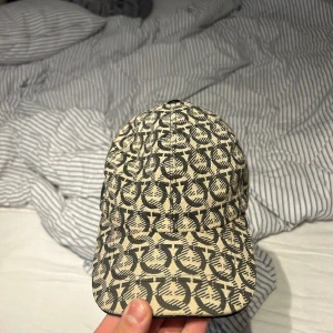 Feregamo keps - Säljer nu min feregamo keps som inte kommer till andvänding köp i slutet av juni på farfetch (kvitto finns)  helt nytt skick 
