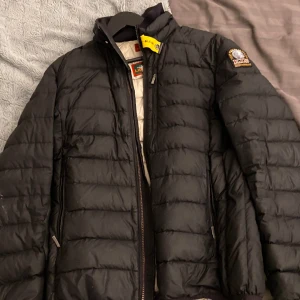 Parajumper jacka S - Skick 8/10 2 små fläckar på ryggen, pris kan diskuteras. Size S Perfekt nu till våren