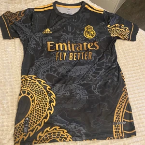 Fake real madrid tröja - Fake fotboll tröja. I bra skick, aldrig använt! säljer för 90 kr