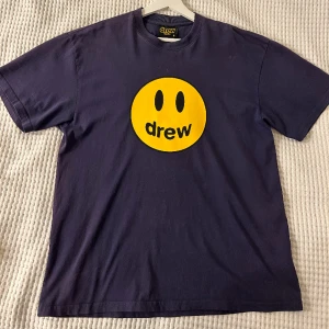 DREW HOUSE MASCOT SS TEE - Köpte direkt från hemsidan 2020 och har använt den några gånger genom åren. T-shirten har en lätt oversize-passform. Mer information eller bilder vid behov. Priset är öppet för diskussion! 