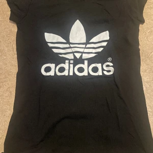 Adidas tshirt - Inte äkta då den är köpt från Turkiet. Inga defekter och använd någon enstaka gång. Storlek L men sitter mer som S