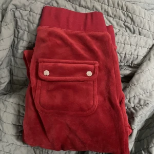 Juicy couture byxa - Juicy Couture byxa i nyskick. Storlek S i röd färg. Säljer pga ingen användning 