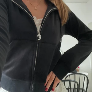 Juicy couture  - Svart juicy couture tröja i fint skick (frakt tillkommer) 💘