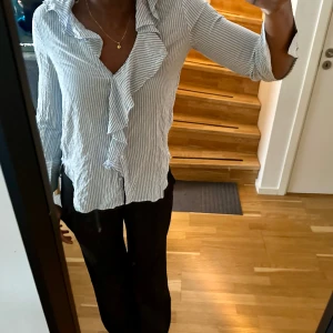 Blus - Blus från zara i bra skick🩵
