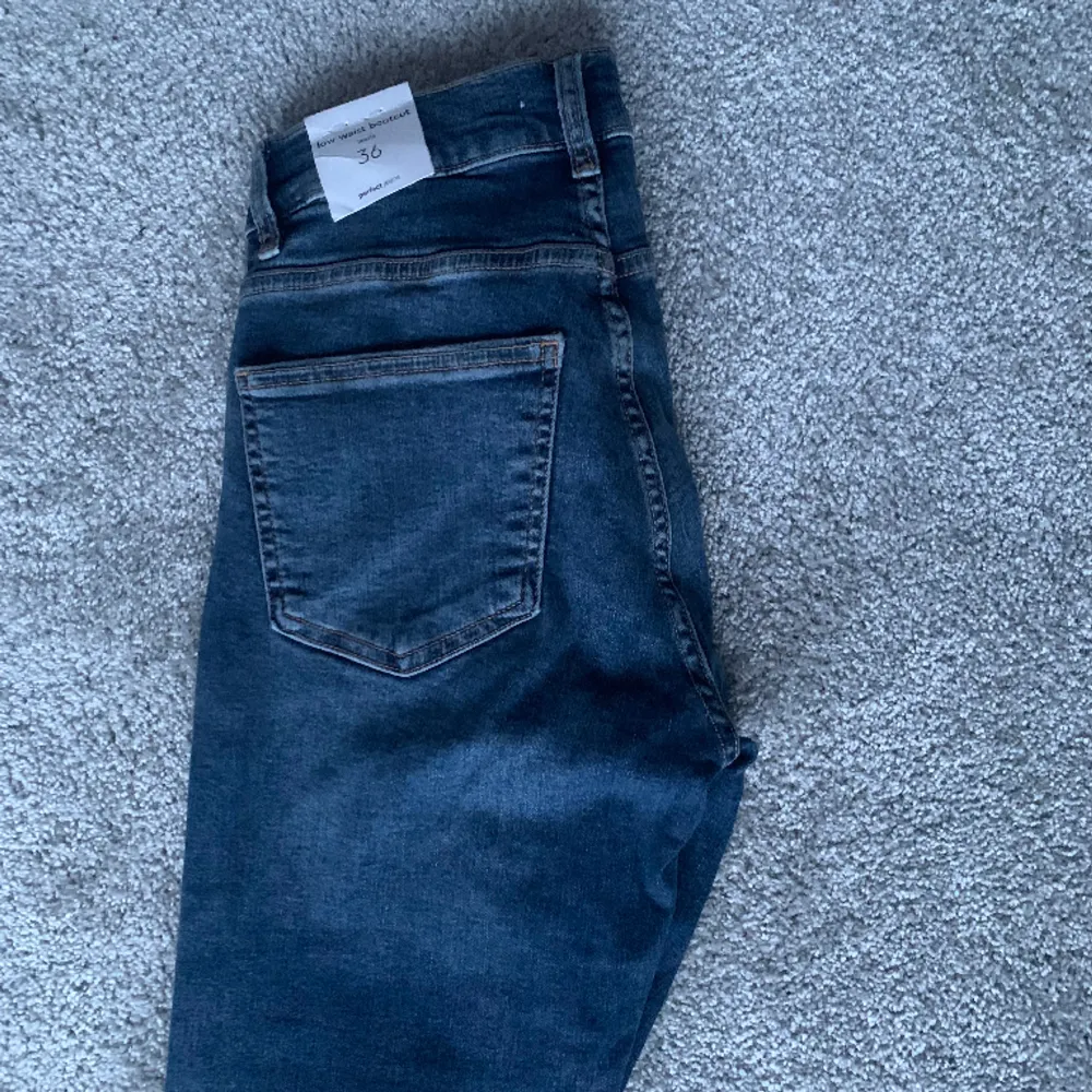 Helt nya bootcut jeans från Gina tricot som tyvär inte passar💕, midjemått tvärs över: 33cm, hör av er vid frågor eller bilder❤️. Jeans & Byxor.