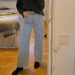 Ljusblå jeans från Abrand jeans med hög midja. Modell 94 High & Wide, storlek 26 i midjan. Jag är ca 165 cm - jeansen är bra i längden. Säljer då dom inte kommer till användning ☺️