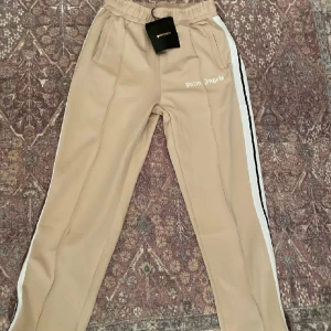 Palm angels byxor storlek L - Jag säljer nu mina äkta Palm angels byxor för att jag inte längre använder de då jag bytt stil helt enkelt, helt i nyskick och använda Max 10 gånger jag är 178 och de passar mig perfekt i storleken!