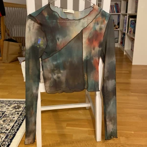 Genomskinlig tröja från pull & bear - Genomskinlig tröja från pull & bear broderad mitt på och i kanterna. Använd gärna köp nu om du inte har några frågor!