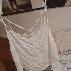 Linne - Linne vitt banden är i kors i bak. St 42/M men känns som en 38/ s 