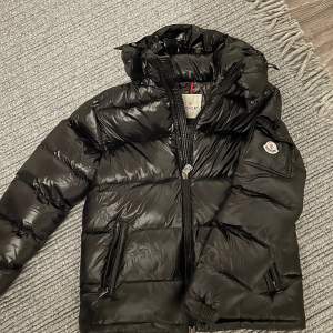 Säljer en använd äkta moncler maya. Size 3. Jackan har endast använts en vinter. Kvitto och allt original tillkommer vid köp:)