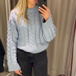 Blå stickad tröja - Blå stickad tröja. Helt oanvänd🤍