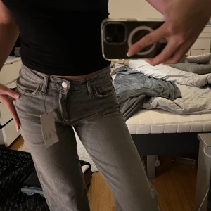 Low waist jeans - Säljer mina low waist jeans ifrån zara med prislapp kvar💘 Endast testade en gång, säljer pga kommer inte till användning.
