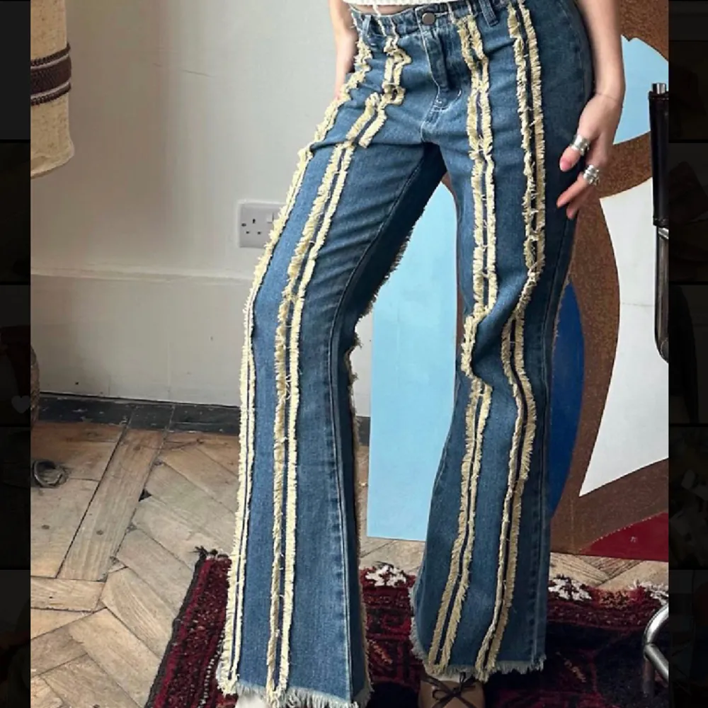 Unika flare jeans med låg midja. Köpta från Asos och är i helt nytt skick, säljer då de är för små på mig. Storlek UK8, alltså M. Men tror de även hade passat storlek S.  Skriv privat för fler bilder🫶 . Jeans & Byxor.