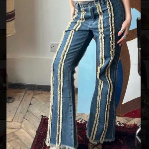 Unika jeans  - Unika flare jeans med låg midja. Köpta från Asos och är i helt nytt skick, säljer då de är för små på mig. Storlek UK8, alltså M. Men tror de även hade passat storlek S.  Skriv privat för fler bilder🫶 