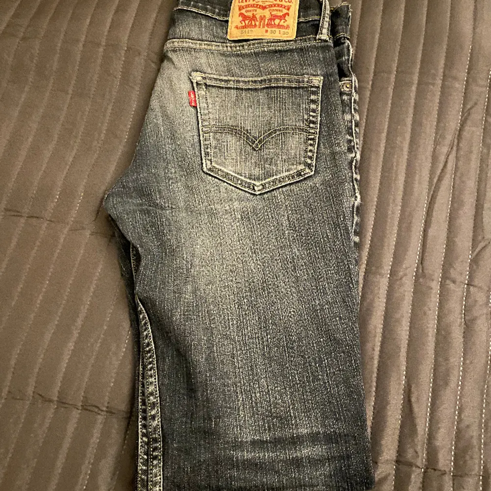 Mörkblå Levi’s jeans med snygg tvättning och naturligt snyggt slitage.  Modell 511 Storlek: W30/L30 . Jeans & Byxor.