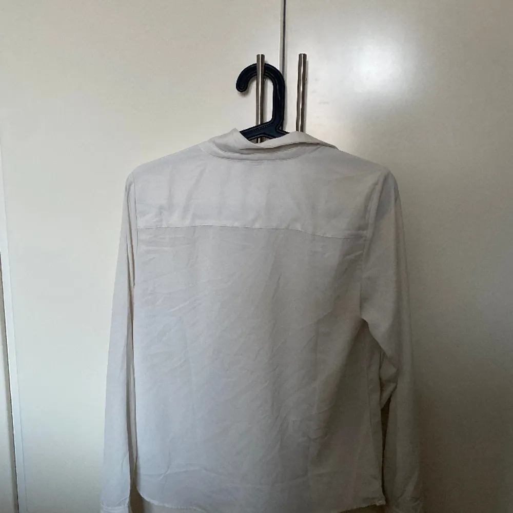 En vit v-ringad skjorta från H&M i storlek S. . Skjortor.