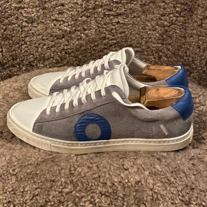 Oliver cabell - Ett par riktigt fräscha oliver cabell sneakers. Skorna är i ett riktigt bra skick, några repor på tån längst fram, men inget som syns vid användning. Kan tänka mig att gå ner i pris vid snabb affär. Tveka inte på att höra av er vid eventuella frågor