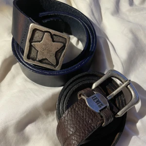Levis bälte - Brunt Levis bälte 400kr,  marinblått startpoint bälte 200kr Båda e as najs men jag använder dem sällan, justice för dem🙏🤩