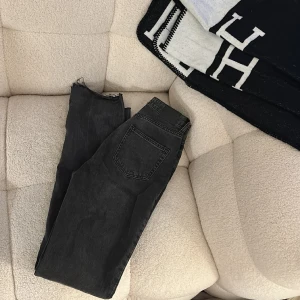Zara jeans med slit  - Super fina mörka jeans, storlek 34! Lång rak modell