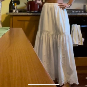 Vit lång kjol - Vit lång kjol från Gina tricot med lit blom tryck vid kanten. Frakt ingår🥰