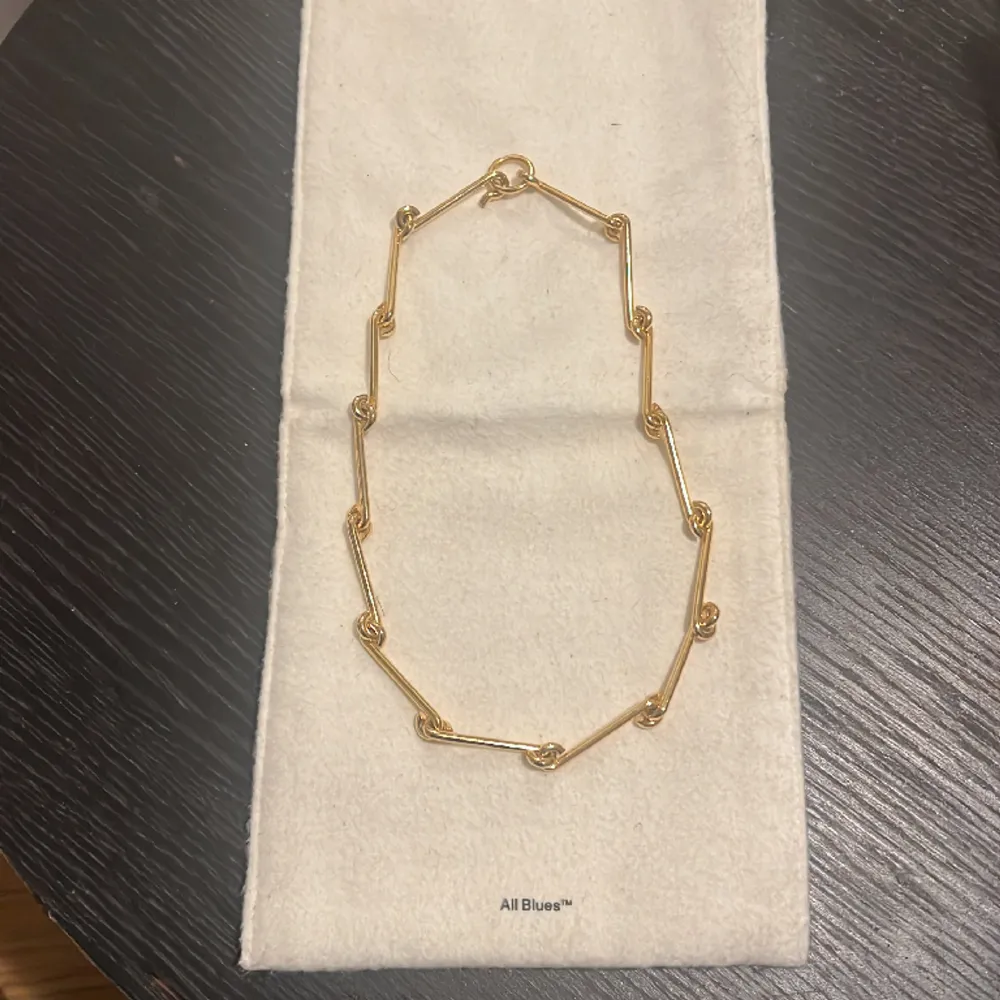 Säljer mitt jättefina guld halsband från all blues i gott skick, bara använt två gånger. Finns att köpa på hemsidan nu. Nypris 9700 kr.🤗. Asusteet.