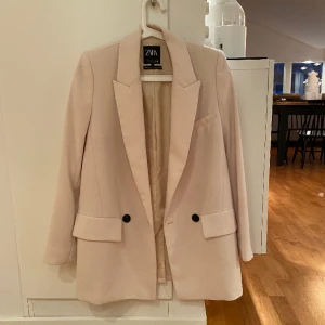 Zara Kavaj  - Säljer min begia kavaj från zara pga att den aldrig kommit till andvändning. Storlek xs men är stor så passar även s