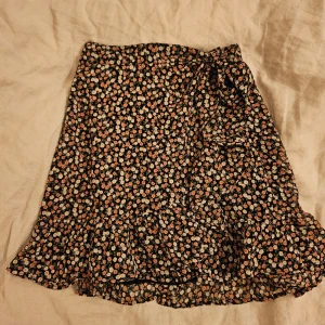 Omlottkjol - Omlottkjol från hollister i nyskick. Stretchig i midjan. Säljs pga för liten. Köpt för ca 400