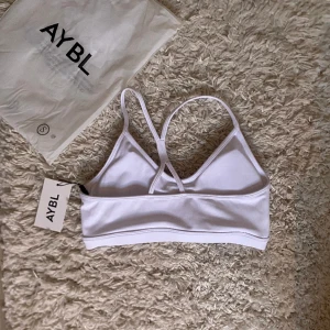 Aybl sportbh - Skit snygg sport bh från Aybl i stl S, oanvänd o lappen kvar. Säljer pga för liten storlek