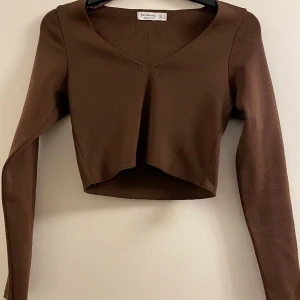 Brun kort tröja - Brun kort tröja som är fortfarande i bra skick, sparsamt använd. Passar inte mig så därför säljer jag den!