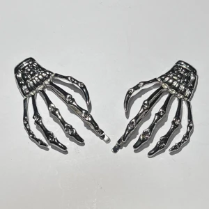 skelett händer hårspännen - ett par silver skelett händer hårspännen 🦴18kr frakt med swish eller använd köp nu! 