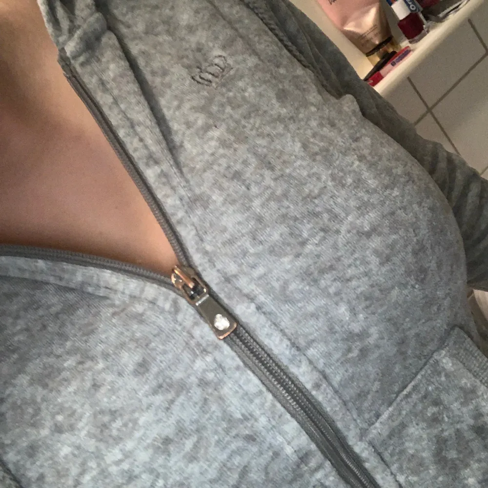 Söt, kort huvtröja från gina med små detaljer som en krona och pärla på dragkedjan. Hoodies.