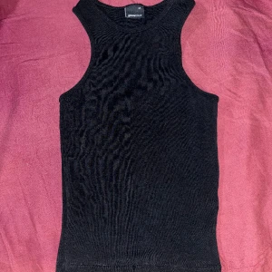 linne - Xs linne från Gina Tricot. Går till naveln ungefär. Se materialet på 3e bilden