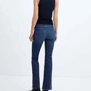 Snygga mörkblå midwaist jeans ifrån Mango i modellen Fiona, strl 36💗 Använda två gånger men för långa för mig! Dm för fler bilder