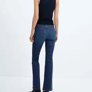 Snygga mörkblå midwaist jeans ifrån Mango i modellen Fiona, strl 36💗 Använda två gånger men för långa för mig! Dm för fler bilder