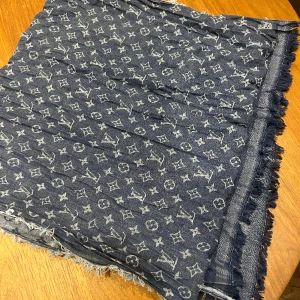 Louis Vuitton skarf - Säljer en Louis Vuitton skarf som är inköpt under 2021 på Louis Vuitton butiken i Köpenhamn. 
