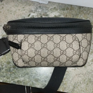 Gucci Väska - Äkta Gucci väska. Har aldrig använt. Ingen låda eller kvitto finns därför sälja den billigare. Kan även ta emot byten!