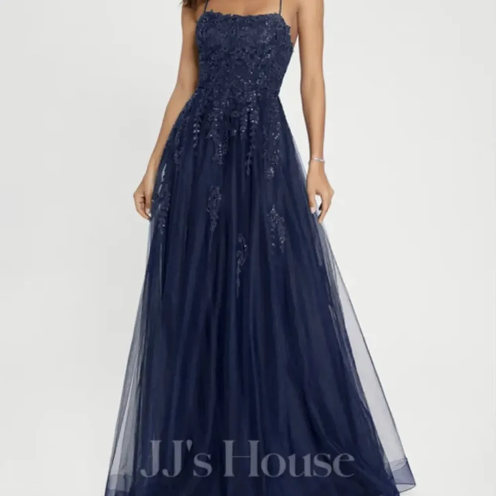Säljer nu denna superfina balklänning som bara använts en gång🥰 Köpt från Jj’s House. Den är inte i samma färg som i de första bilderna utan i färgen 